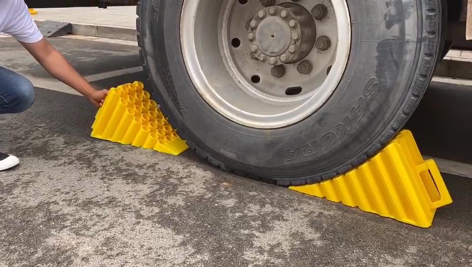 Portable car anti-rollaway barrier, triangular wooden wheel stop, car tire rubber parking space stop