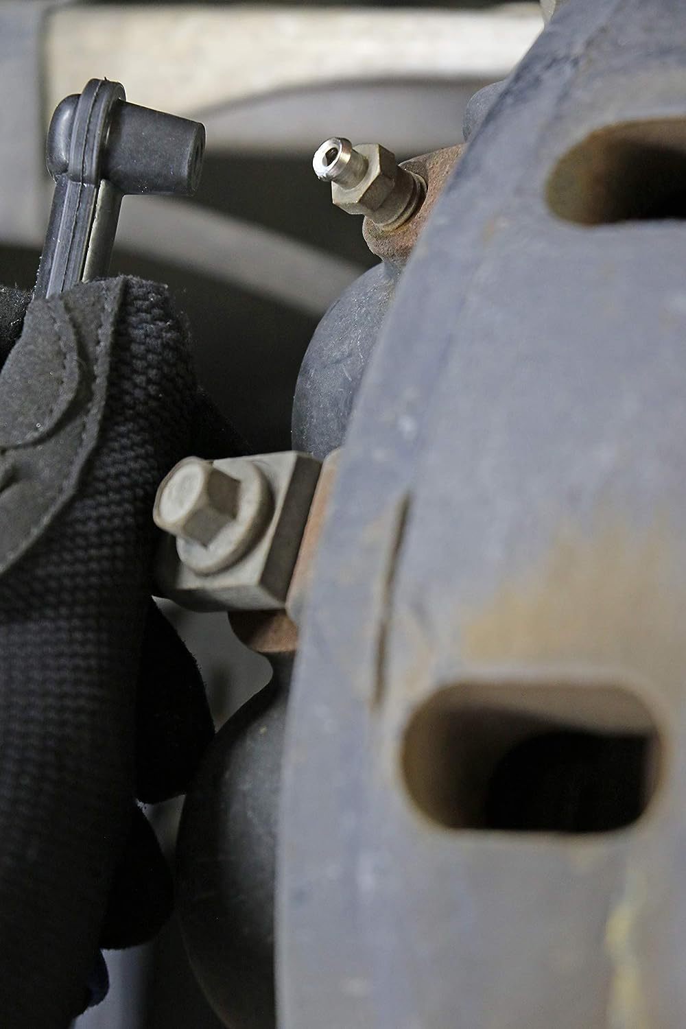 Manual vacuum oil pump test kit, pistol-type pressure tester, vacuum gauge, brake fluid discharge test.