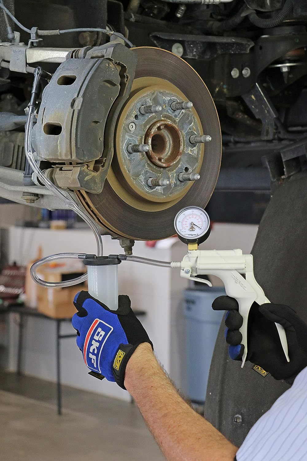 Manual vacuum oil pump test kit, pistol-type pressure tester, vacuum gauge, brake fluid discharge test.